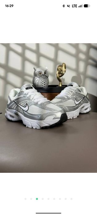 Кросівки  жіночі nike air max moto 2k white metallic silver   37,40р