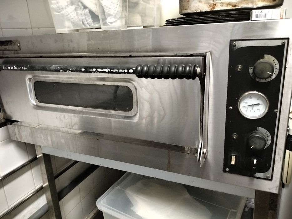 Forno grande para pizza com bancada a parte . Não entrego