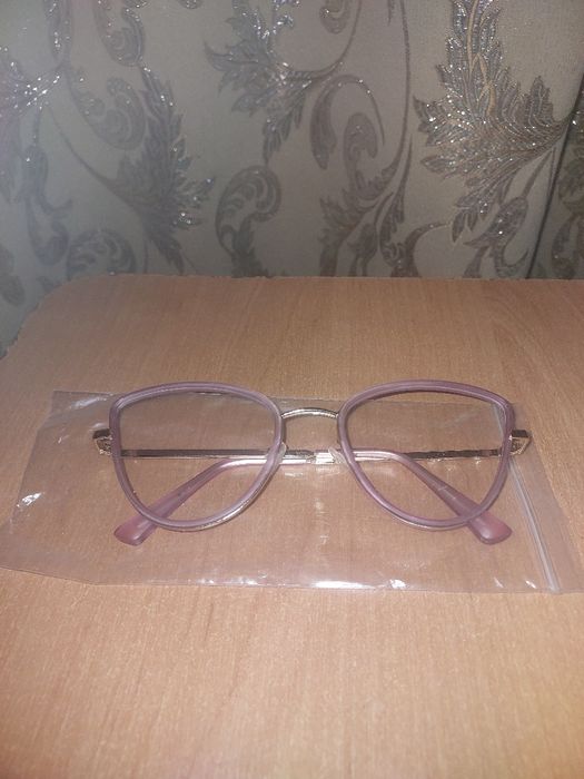 Окуляри золотисто-рожевого кольору, дуже гарні