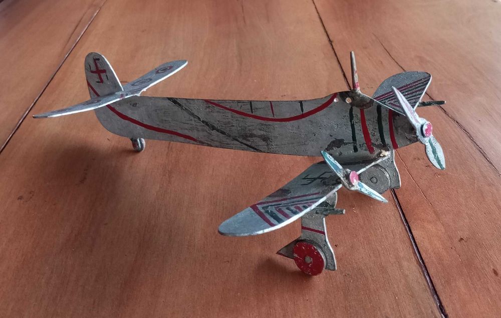 Antigo brinquedo artesanal Avião Alemão II Guerra Mundial em ferro