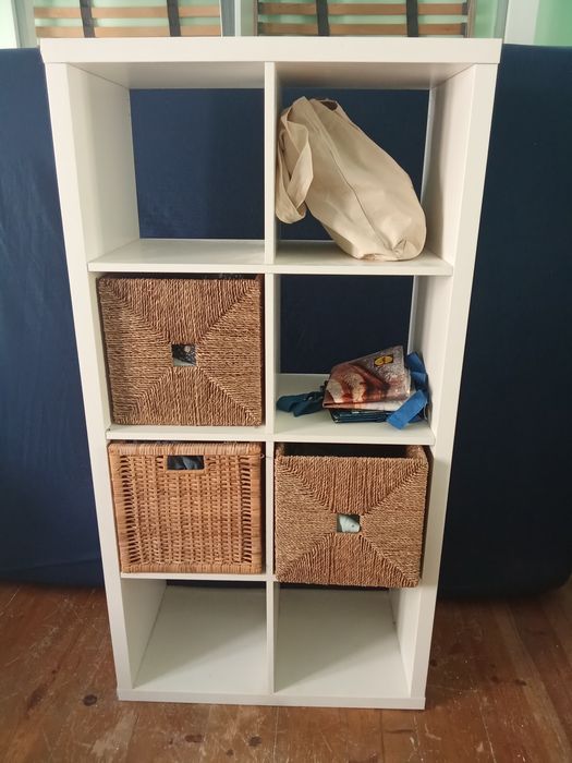 Estante de blocos quadrados IKEA com 3 cestos