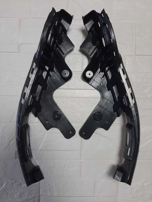 Кріплення фари Jeep Cherokee  кронштейн 19-21 68431838AA 68431837AA