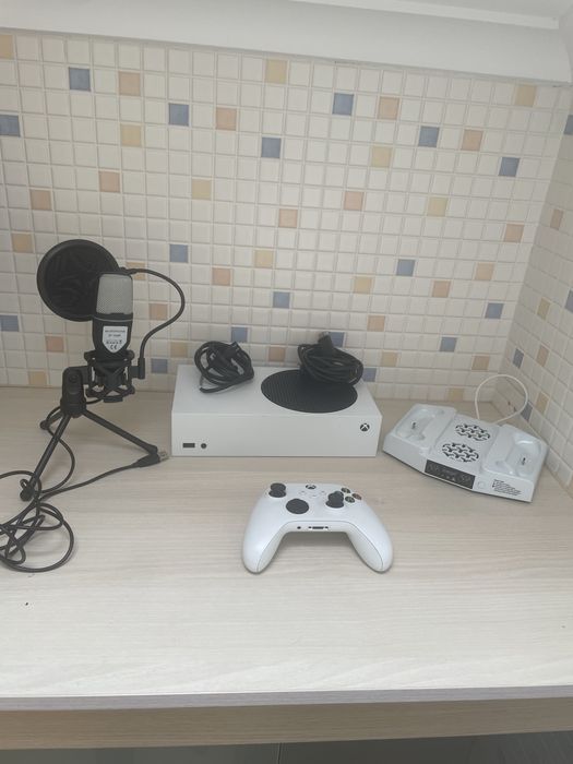 Xbox série S com comando, microfone gamer, cabos e uma base
