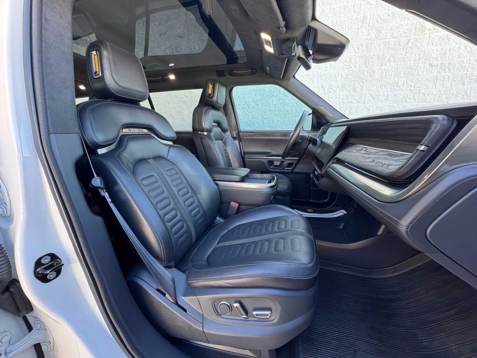 Rivian R1S      2022