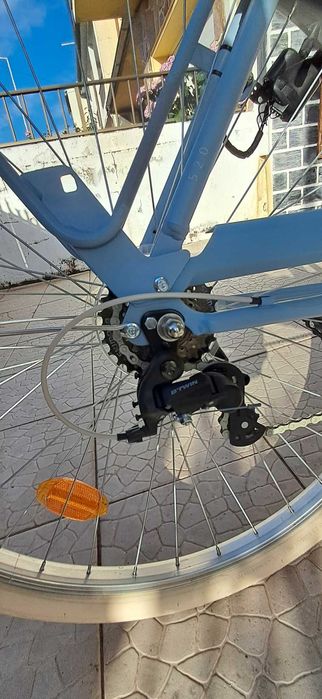 Vendo Bicicleta de senhora nova. apenas andou 3 ou 4 voltinhas. os pneus ainda têm as pelugens...É uma ELOPS com 6 velocidades no pulso.