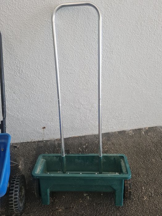 Depósito para espalhar sementes de relva