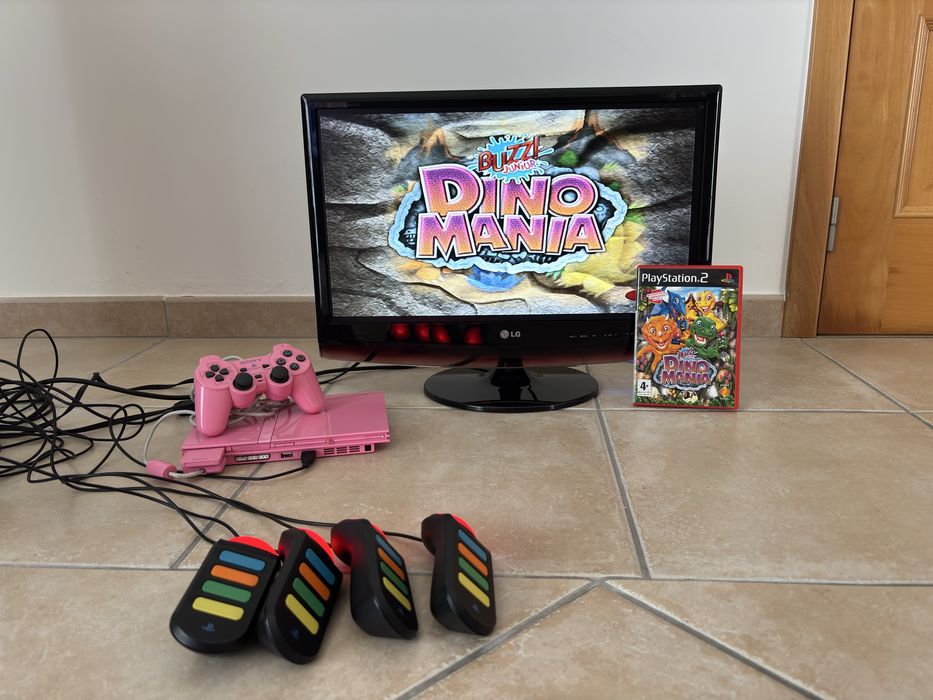 PS2 Slim Rosa Completa — Estado Impecável, Sem Riscos + 4 Buzzers + SingStar
