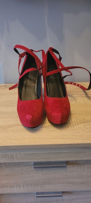 Sprzedam nowe szpilki na platformie