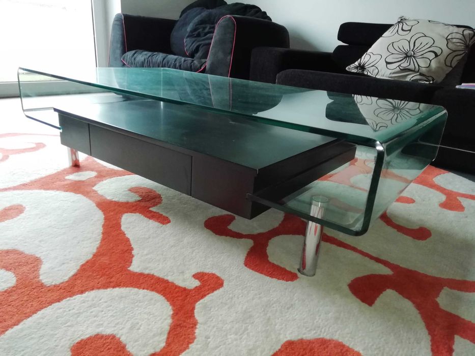 Mesa de centro em vidro, com gavetas