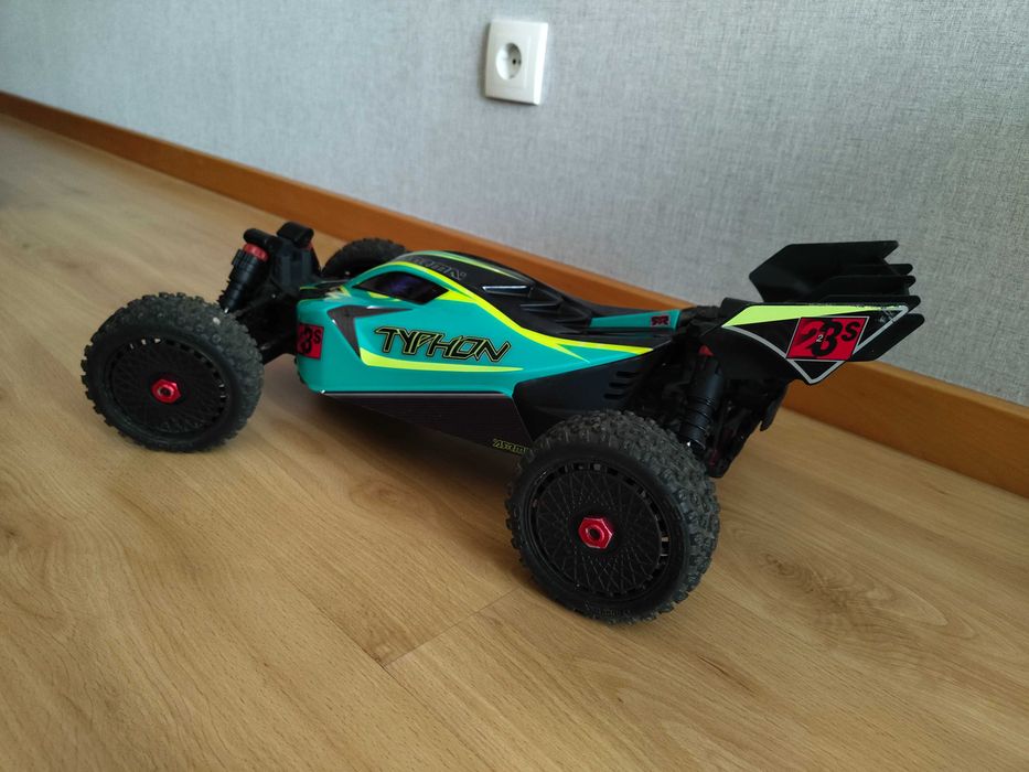 Arrma Typhon blx4x4 223s 1/8 brushless