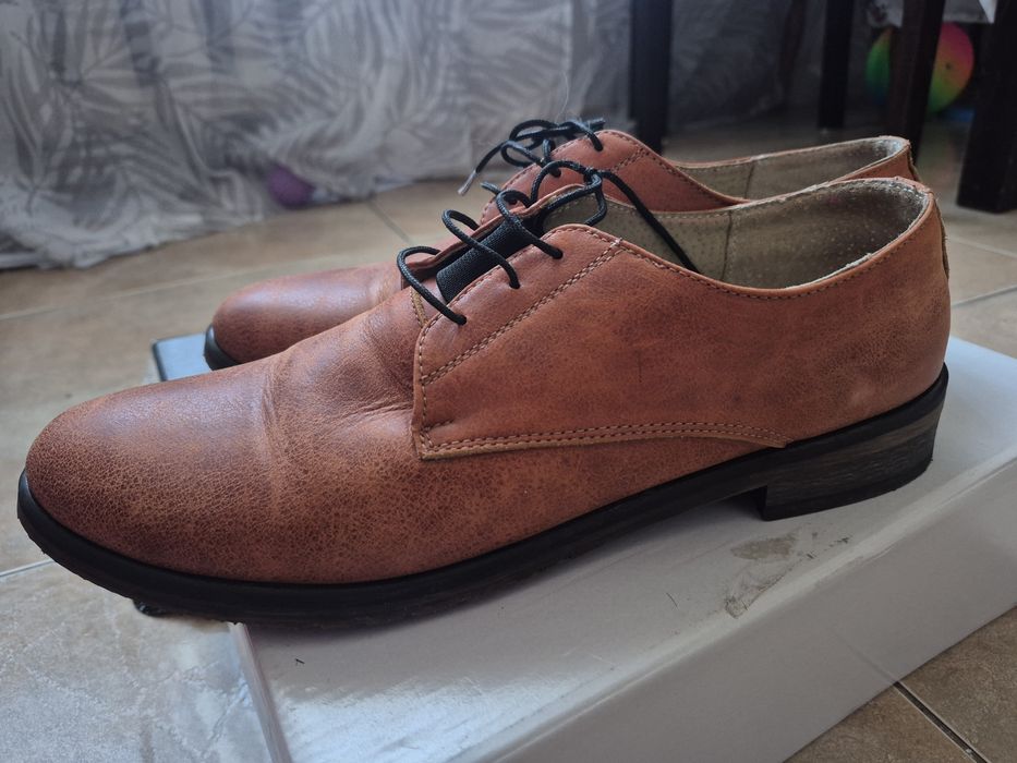 Жіночі осінні туфлі шкіряні на шнурку