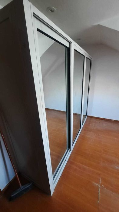 armário a fixar na parede com 3 grandes espelhos