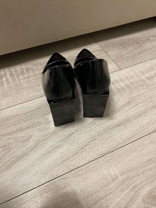 Чорні туфлі лакові