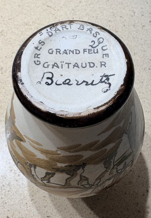 Linda jarra em cerâmica pintada à mão e assinada “Gaït” Biarritz