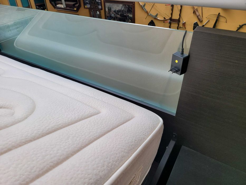 Excelente conjunto de cama com arrumação e iluminação,