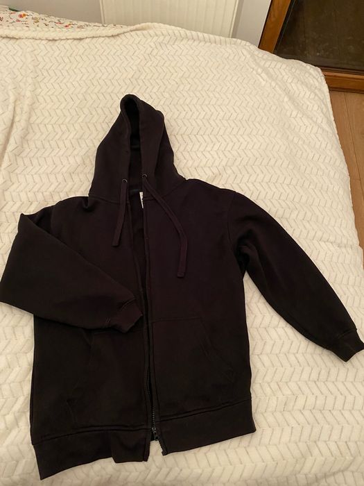 Czarna bluza z nadrukiem na plecach
