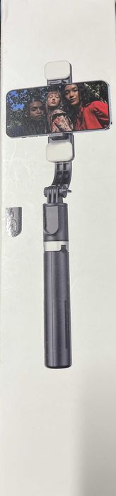 Kijek selfie, wysuwany statyw, pilot Bluetooth i dwiema lampami LED.