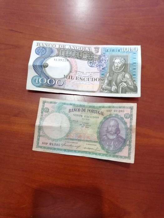 Várias notas de diversos países.64862705970690125