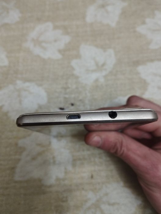 Продам телефон на запчастини або на відновлення