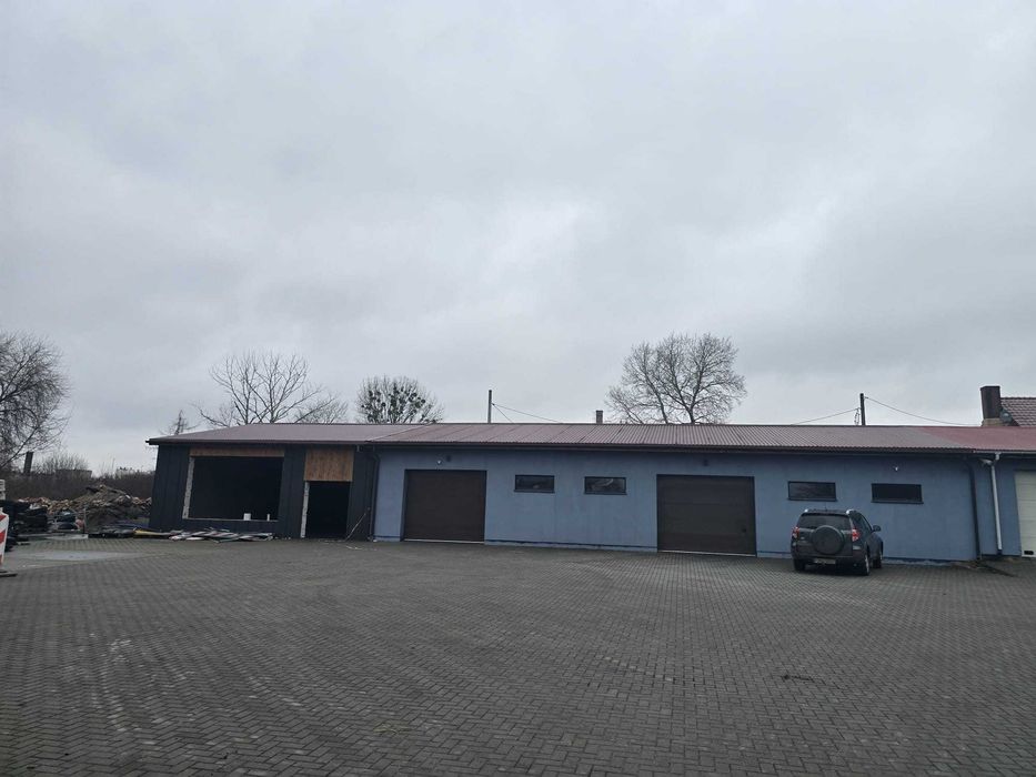 Budynek z parkingiem