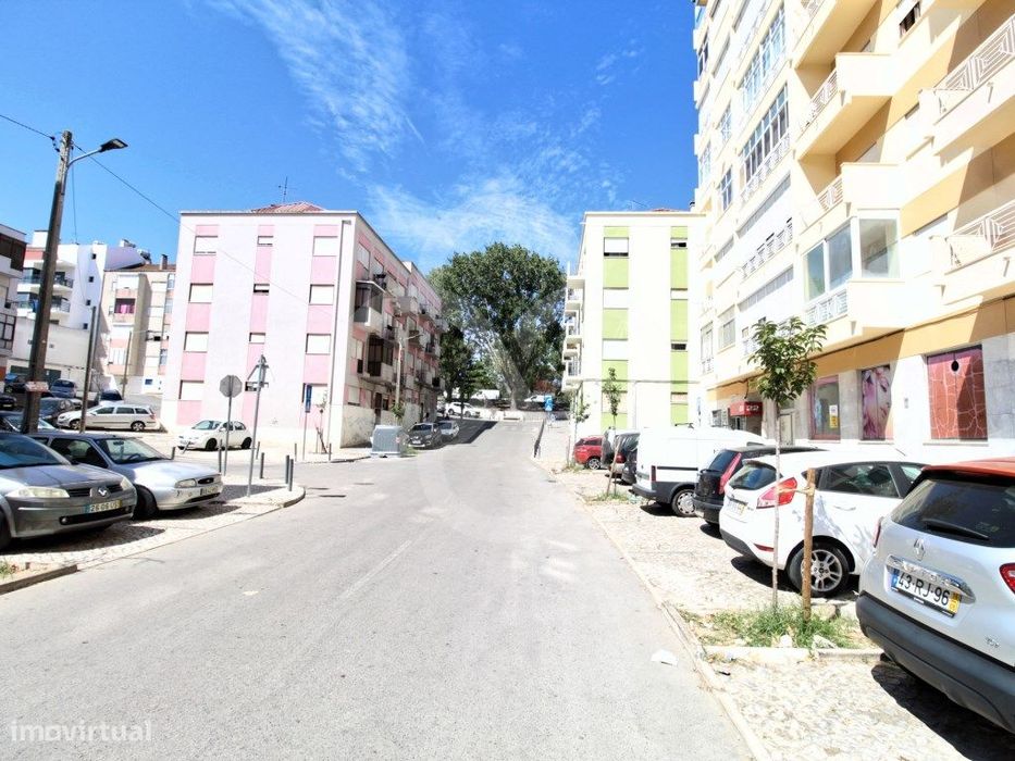 Oportunidade Única: Espaço Comercial com Terraço e Rendimento no Ba...