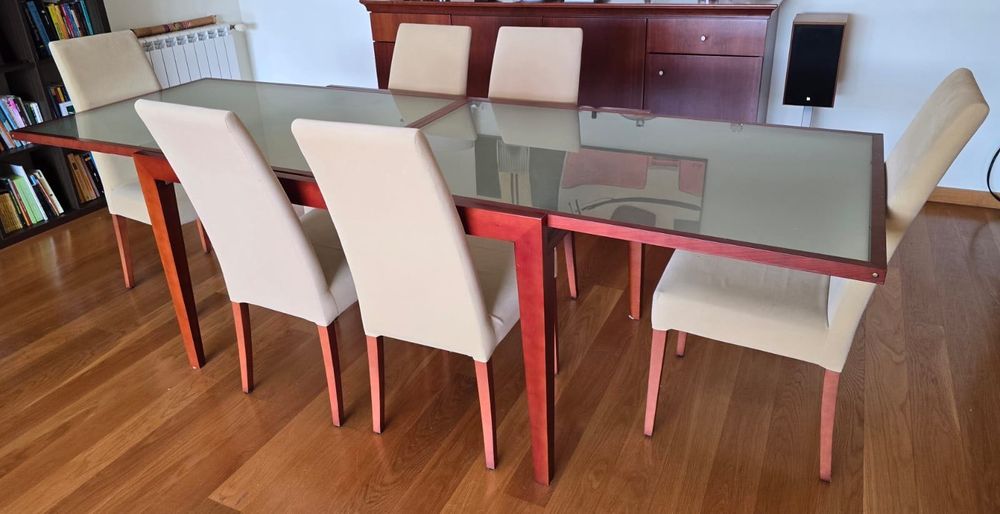 Mesa de sala de jantar com 6 cadeiras
