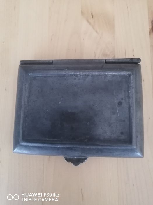 Cigarreira de mesa em estanho