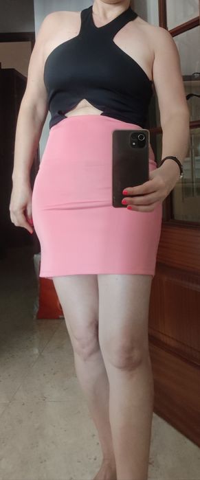 Vestido Bershka sem costas coral e preto