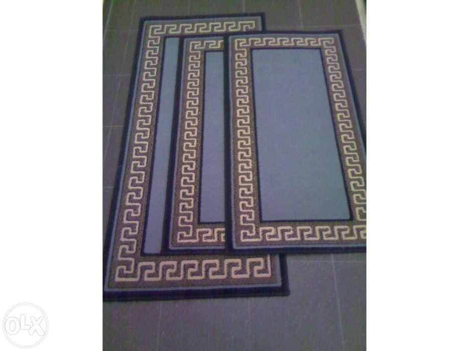 Edredon e tapetes de quarto