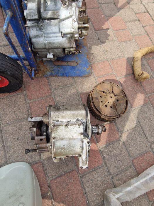 Продам бак , двигун , коробку на Хардей Wla 42.