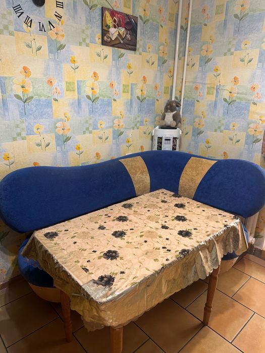 Кухонний куточок+стіл, стан задовільний.