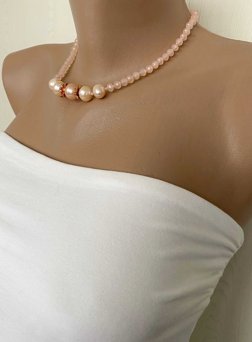 Рожевий чокер нареченої з натуральних перлів та кришталю, 42 см.