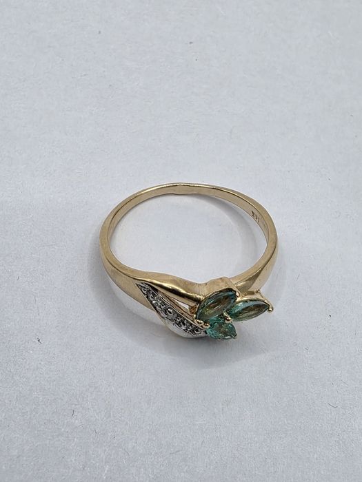 Золота каблучка з діамантами