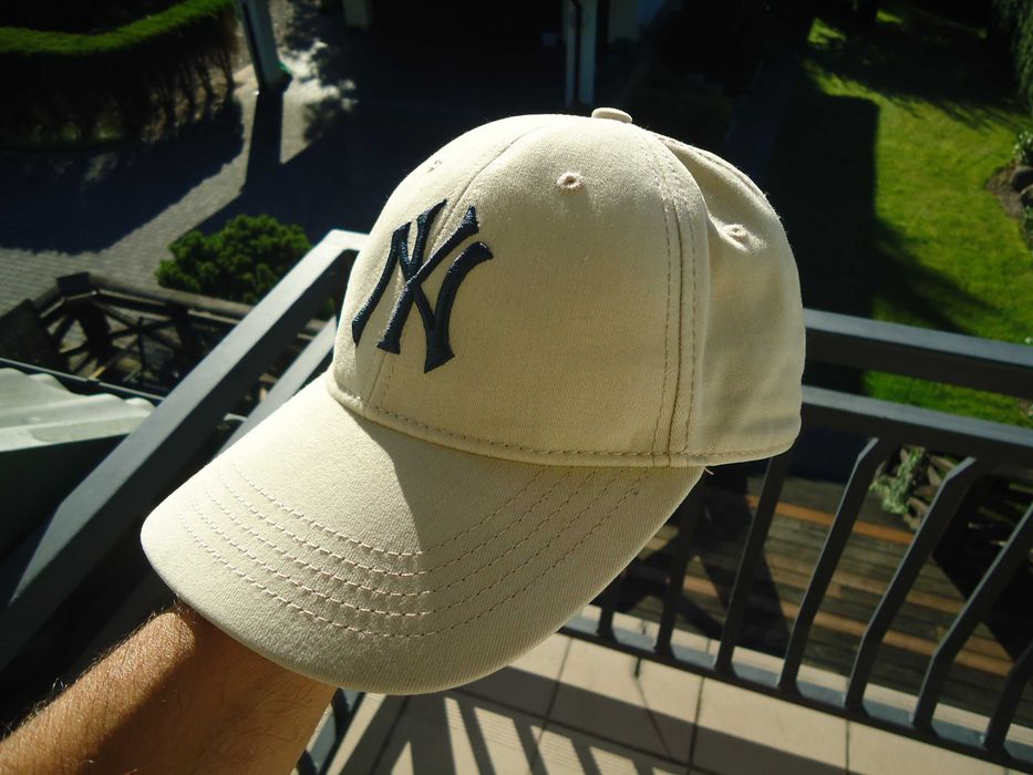 czapka z daszkiem NY New York Yankees jasna z granatowym logo