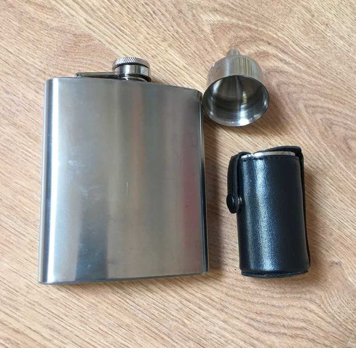 Garrafa/Cantil (Flask), com funil e 4 copos - aço inoxidável
