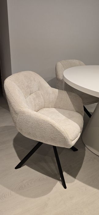 Mesa de jantar e cadeiras