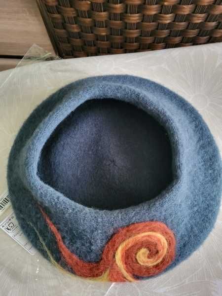 Beret damski z motywem wełny czesankowej
