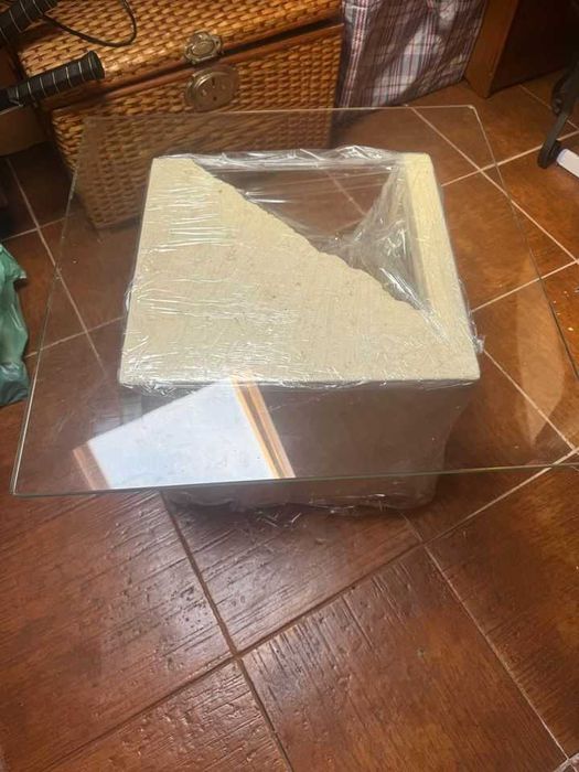 mesa em pedra com tampo de vidro