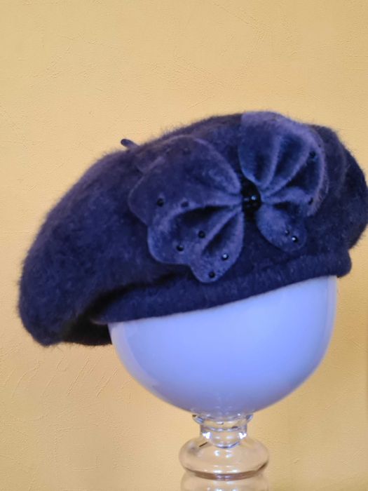 NOWY, elegancki beret z aplikacją; angora/nylon, ciemny grafit, polski