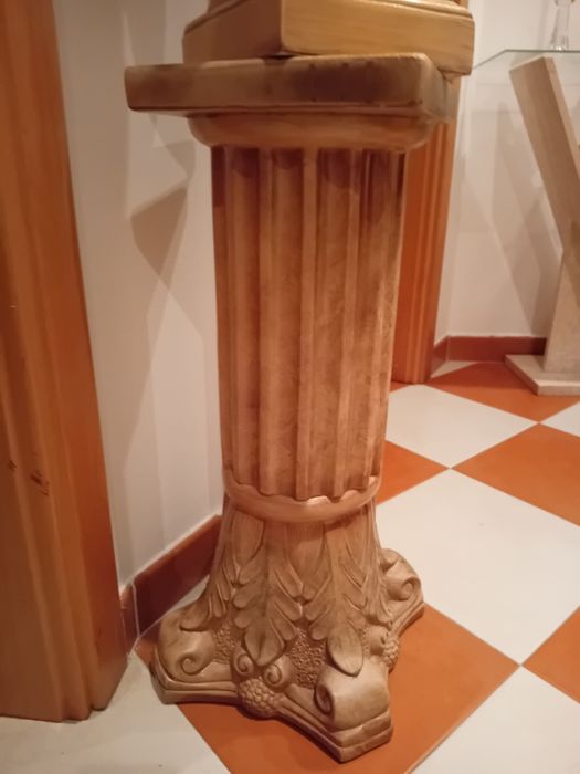 Estatueta com coluna separada