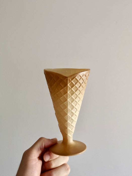 Conjunto de taças (x 3) em forma de cone de gelado, dos anos 80