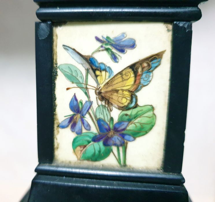 Fantástico antigo candeeiro de mesa francês com pinturas sobre mármore