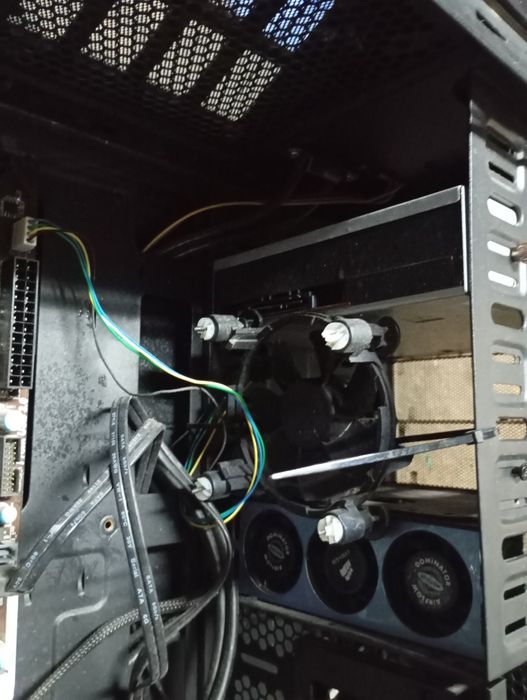 PC torre com disco e borde