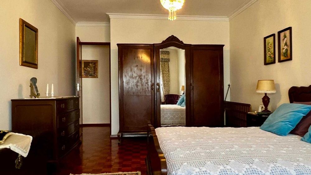 Mobiliário de quarto composto por Cama de casal, 2 mesas de cabeceira, armário roupeiro e cómoda