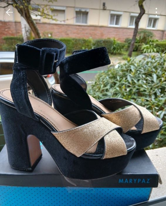 Sandalias pretas e douradas T38 da Marypaz