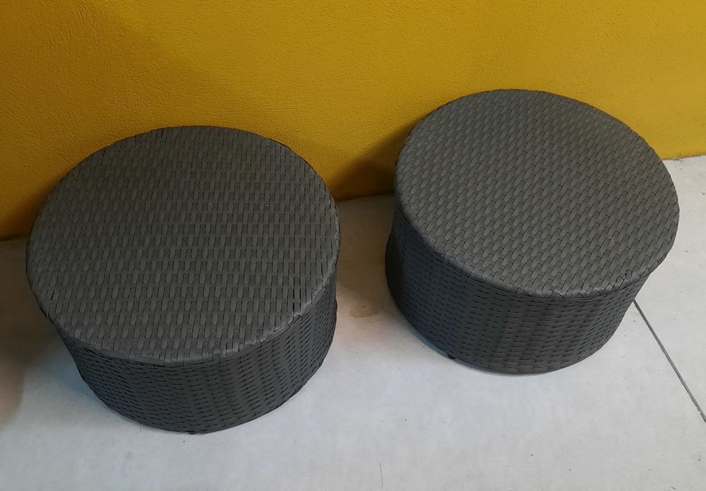 2 Pufes como novos e com as almofadas novas.