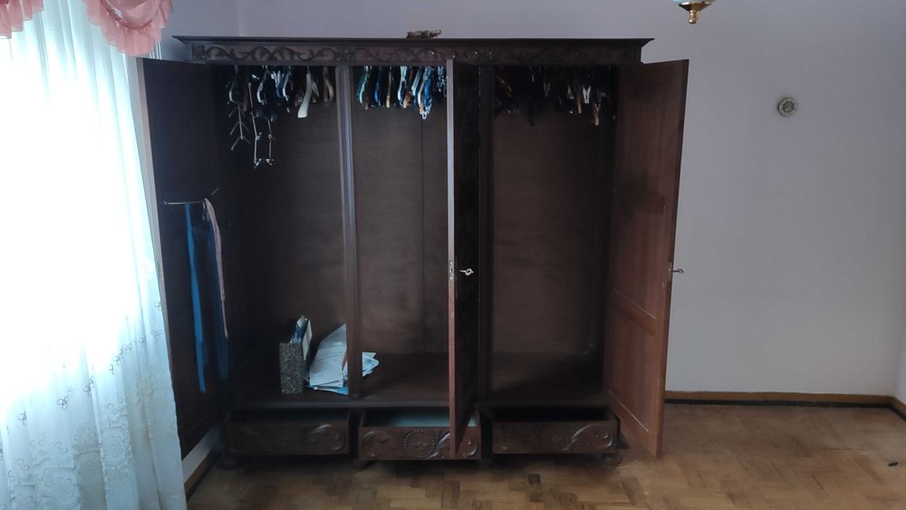 Armário guarda roupa de quarto em madeira escura vintage