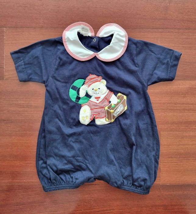 Romper azul com detalhe na gola e um urso 100% algodão, recém-nascido