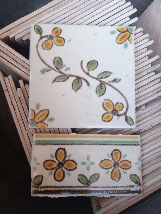 Azulejos antigos com respetiva barra- conjunto