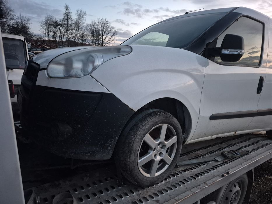 Części Fiat doblo II 1.6 multijet lampa maska drzwi błotnik lusterko